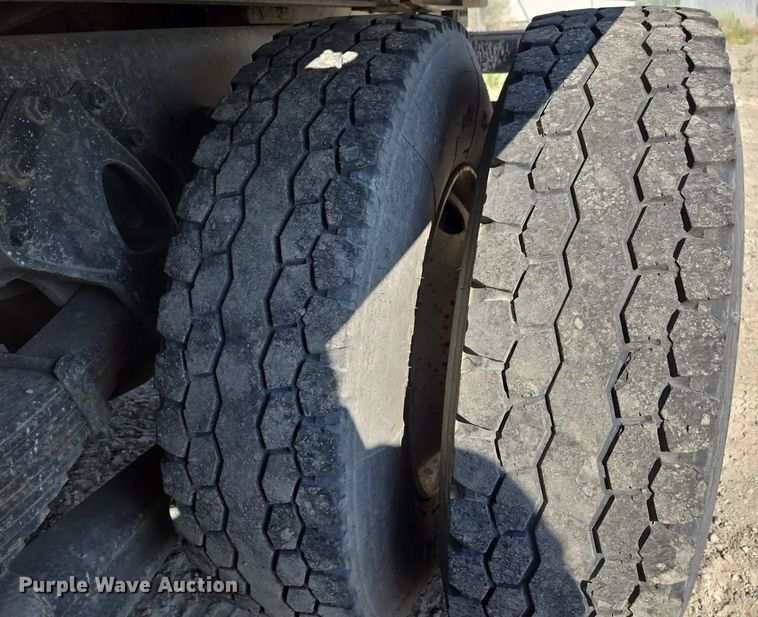 image for item EC1116 1995 International 4900 rollback truck