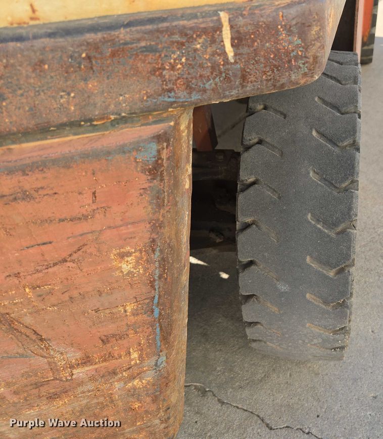 image for item EC1127 1993 Nissan PF60 forklift