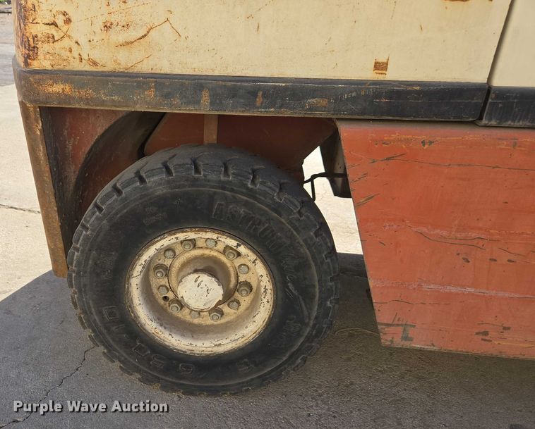 image for item EC1127 1993 Nissan PF60 forklift