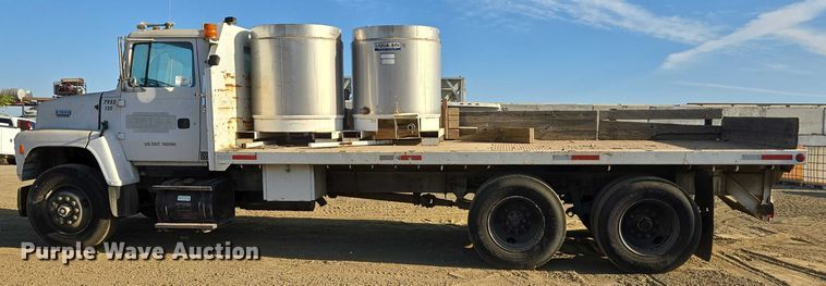 image for item EC1142 1994 Ford LN8000 flatbed truck