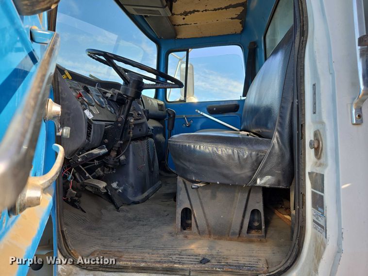 image for item EC1142 1994 Ford LN8000 flatbed truck