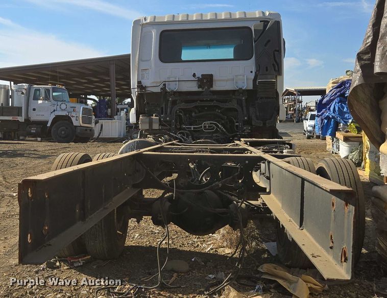 image for item EC1143 2011 Nissan UD2000 truck cab and chassis