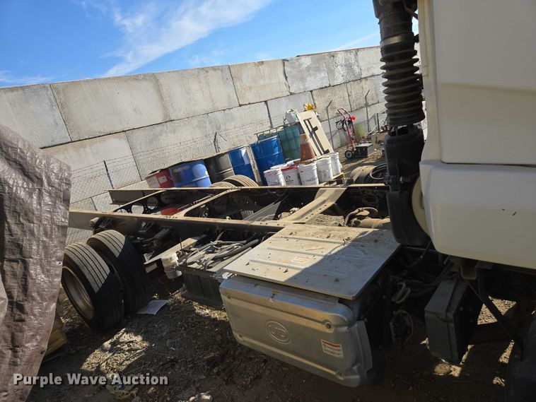 image for item EC1143 2011 Nissan UD2000 truck cab and chassis