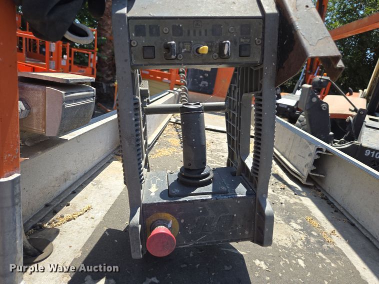 image for item EC1146 2013 JLG Industries 2630 ES scissor lift