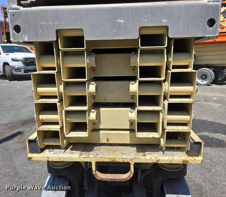 image for item EC1146 2013 JLG Industries 2630 ES scissor lift