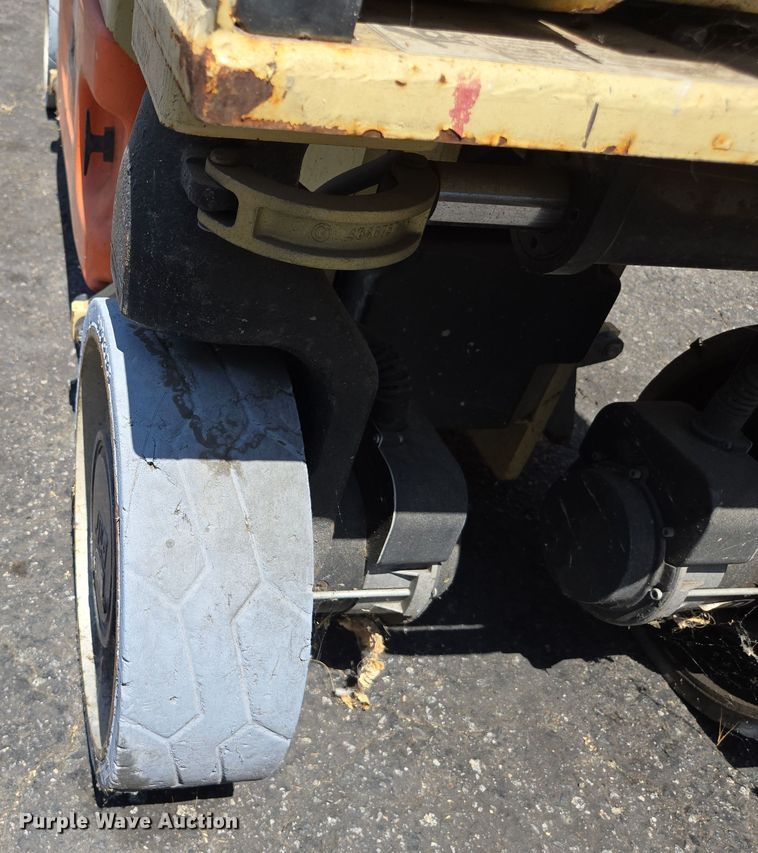 image for item EC1146 2013 JLG Industries 2630 ES scissor lift