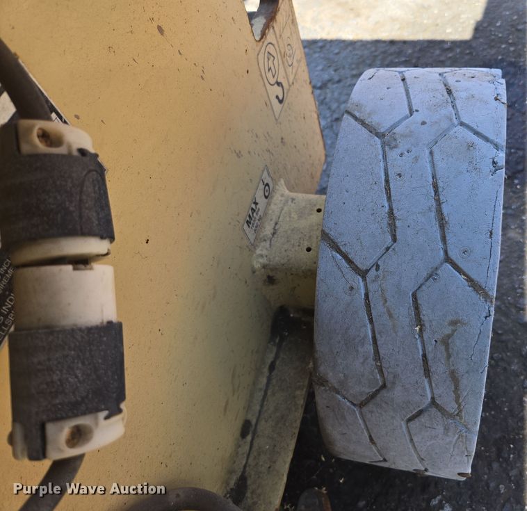 image for item EC1146 2013 JLG Industries 2630 ES scissor lift