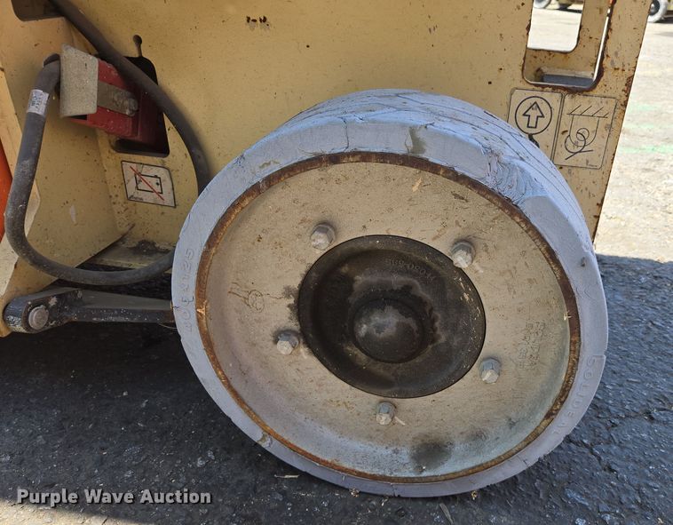 image for item EC1146 2013 JLG Industries 2630 ES scissor lift