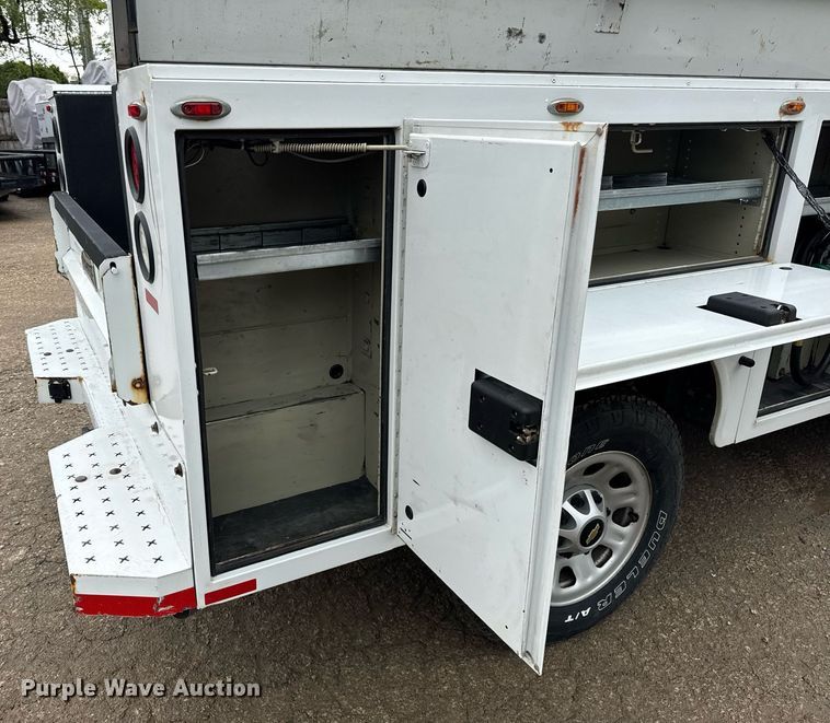 image for item EF2032 2018 Chevrolet Silverado 3500HD Crew Cab utility bed pickup truck