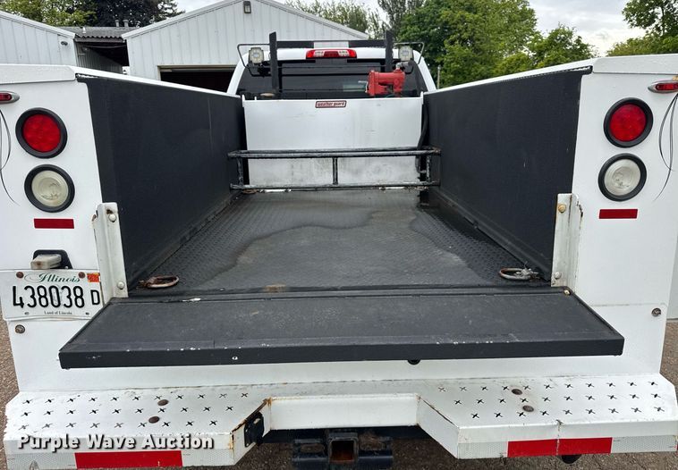 image for item EF2032 2018 Chevrolet Silverado 3500HD Crew Cab utility bed pickup truck