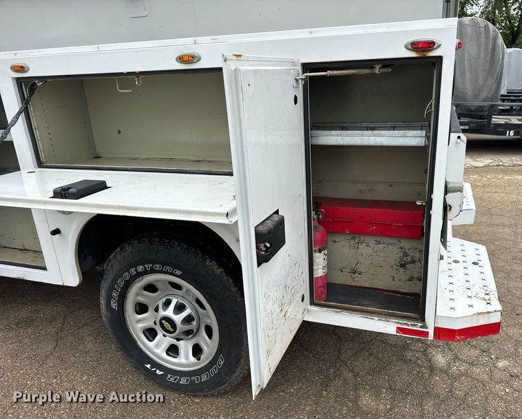 image for item EF2032 2018 Chevrolet Silverado 3500HD Crew Cab utility bed pickup truck