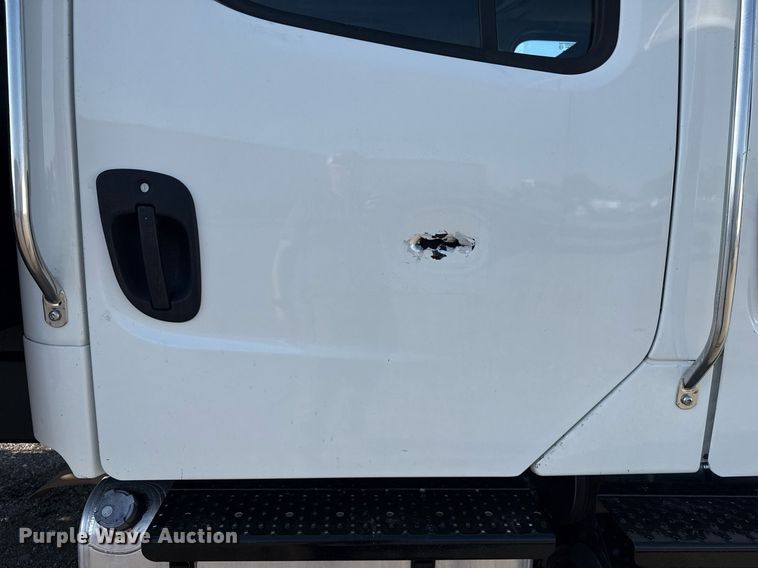 image for item EG5731 2013 Freightliner Business Class M2 Crew Cab flatbed truck