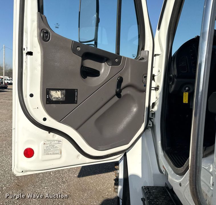 image for item EG5731 2013 Freightliner Business Class M2 Crew Cab flatbed truck