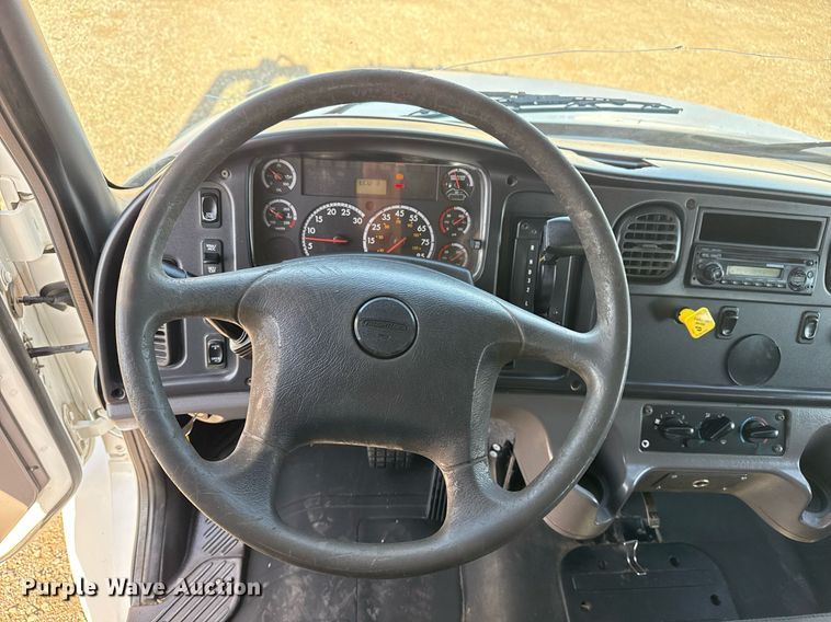 image for item EG5731 2013 Freightliner Business Class M2 Crew Cab flatbed truck