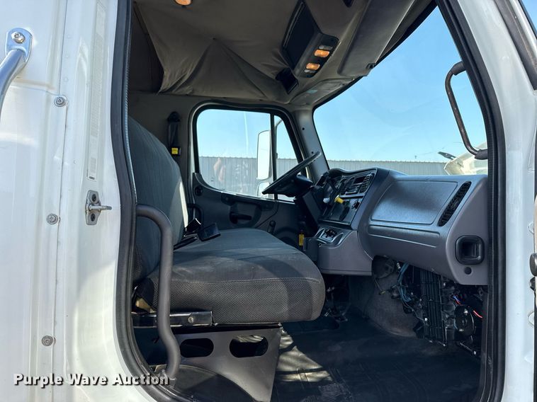 image for item EG5731 2013 Freightliner Business Class M2 Crew Cab flatbed truck