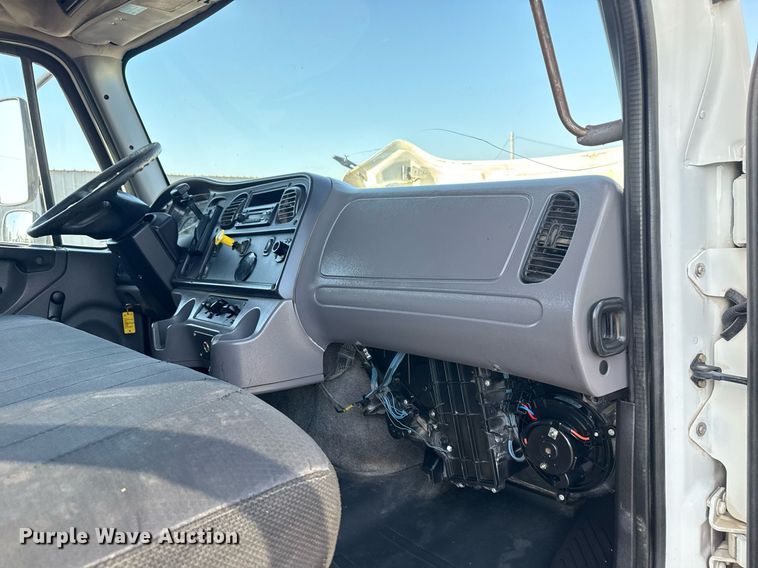 image for item EG5731 2013 Freightliner Business Class M2 Crew Cab flatbed truck