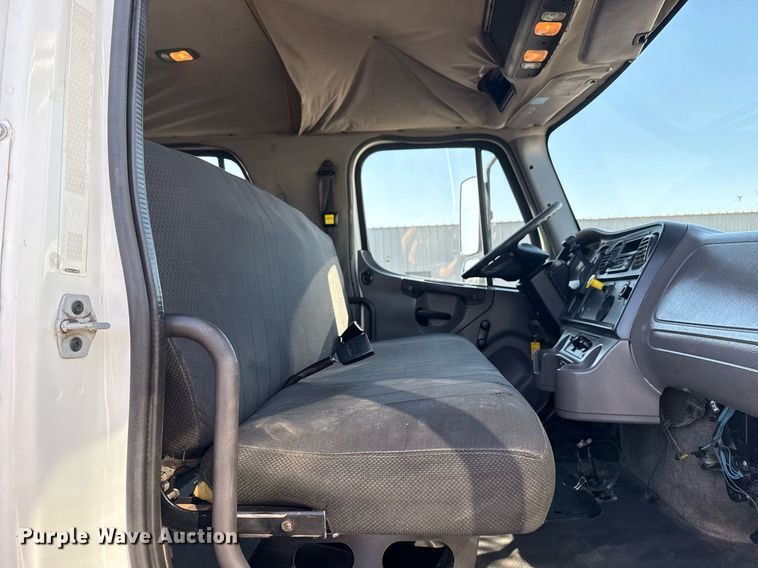 image for item EG5731 2013 Freightliner Business Class M2 Crew Cab flatbed truck