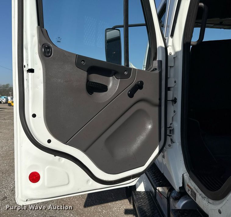 image for item EG5731 2013 Freightliner Business Class M2 Crew Cab flatbed truck