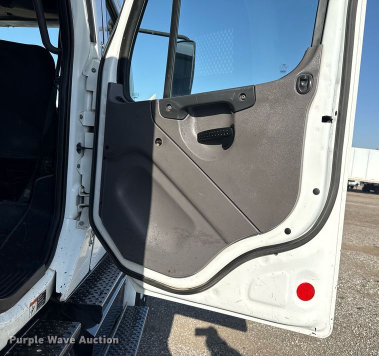 image for item EG5731 2013 Freightliner Business Class M2 Crew Cab flatbed truck