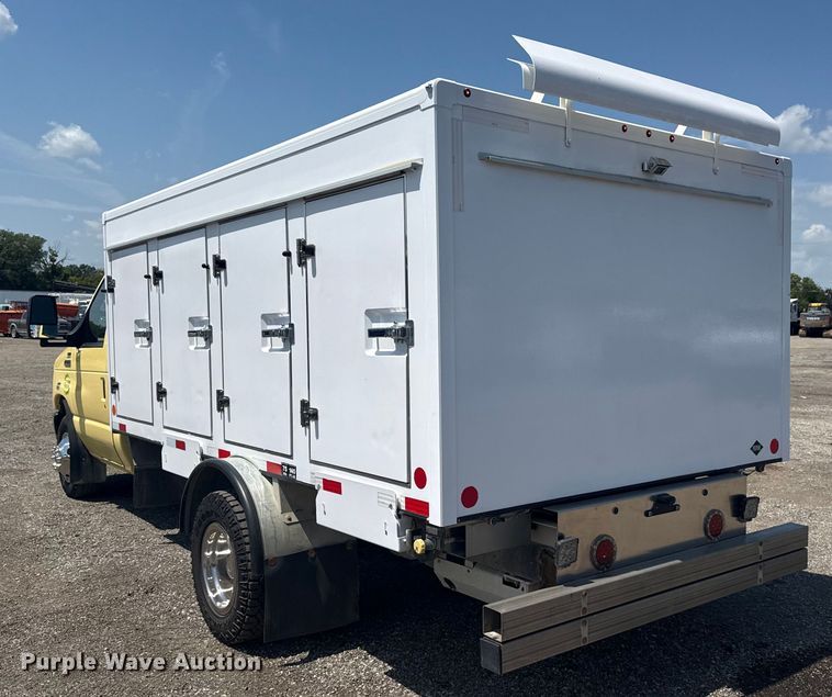 image for item EG6152 2021 Ford E450 Super Duty delivery truck