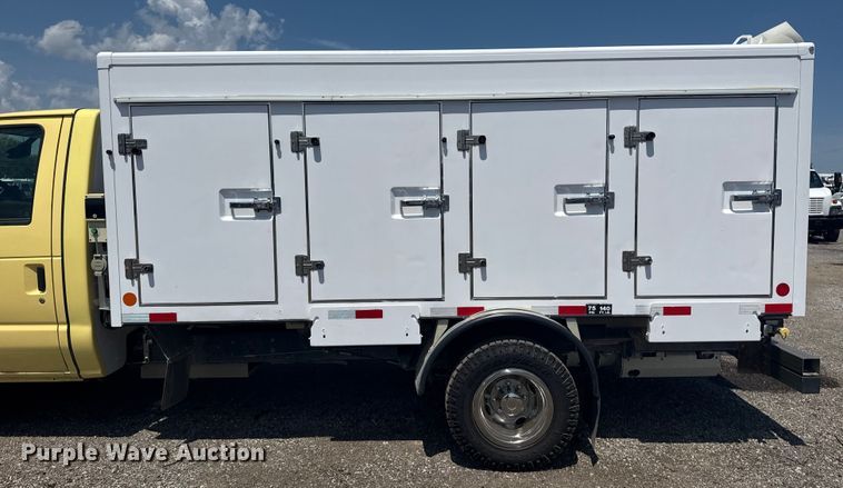 image for item EG6152 2021 Ford E450 Super Duty delivery truck