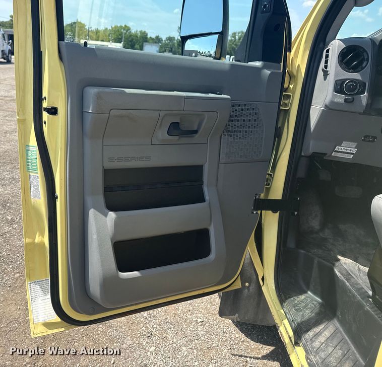 image for item EG6152 2021 Ford E450 Super Duty delivery truck