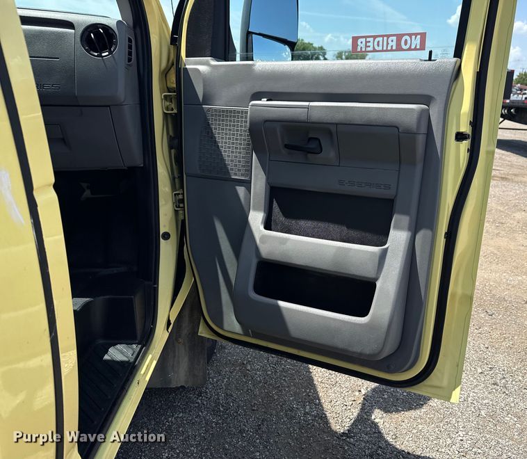 image for item EG6152 2021 Ford E450 Super Duty delivery truck