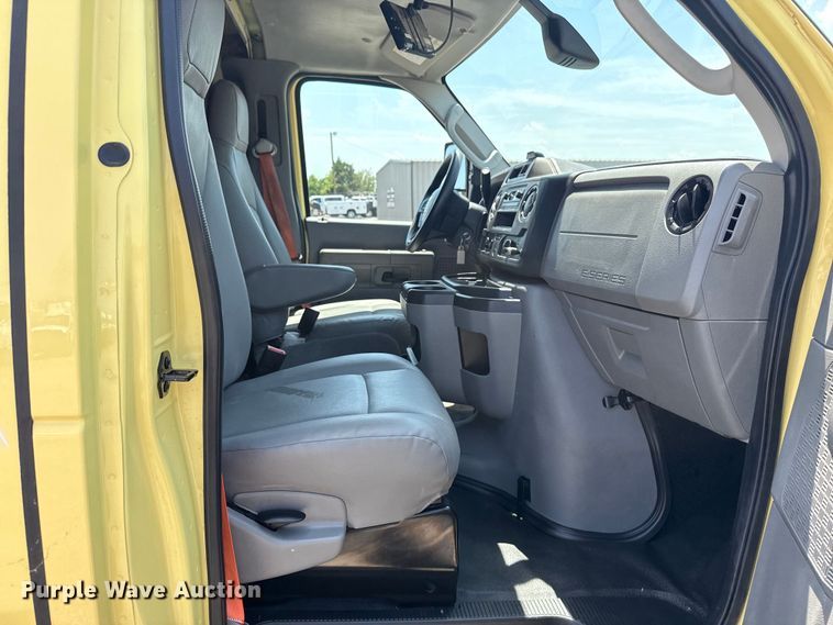 image for item EG6152 2021 Ford E450 Super Duty delivery truck