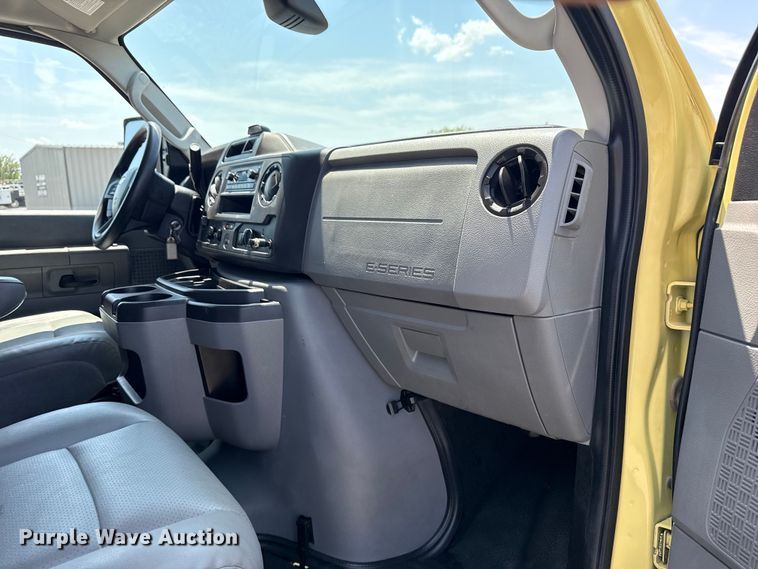 image for item EG6152 2021 Ford E450 Super Duty delivery truck