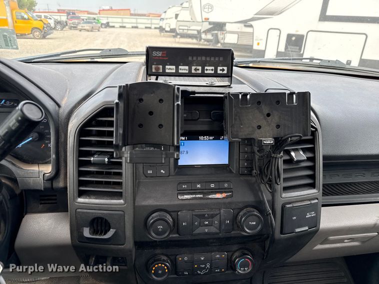 image for item EJ4789 2022 Ford F350 Super Duty utility bed pickup truck