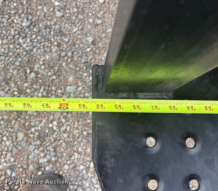 image for item EM0589 2015 Isuzu NPRHD box truck