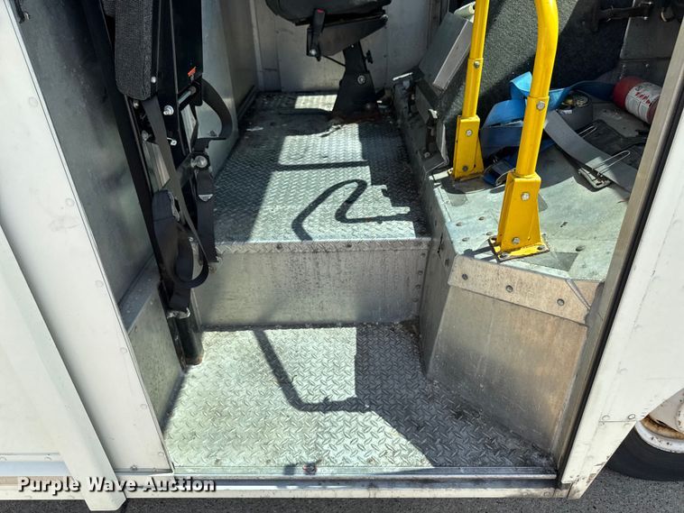 image for item EM2309 2010 Ford E450 delivery truck