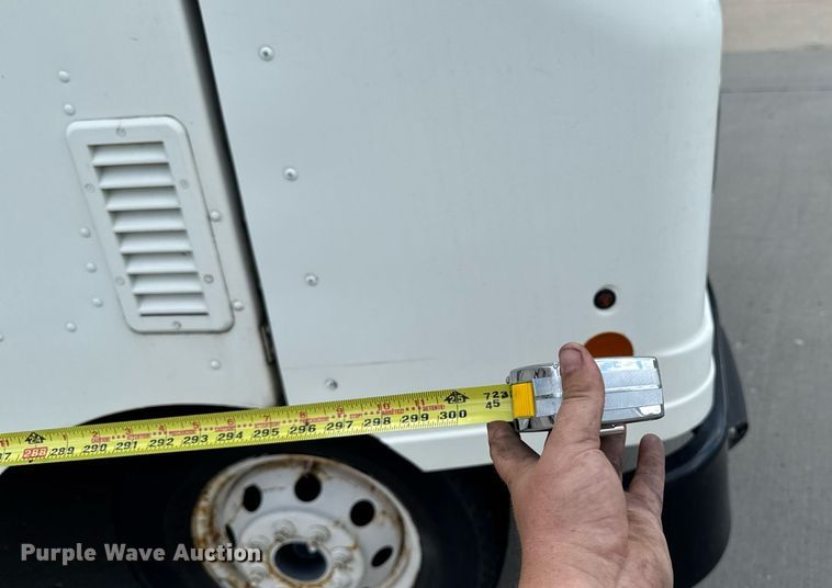 image for item EM2312 2010 Ford E450 delivery truck