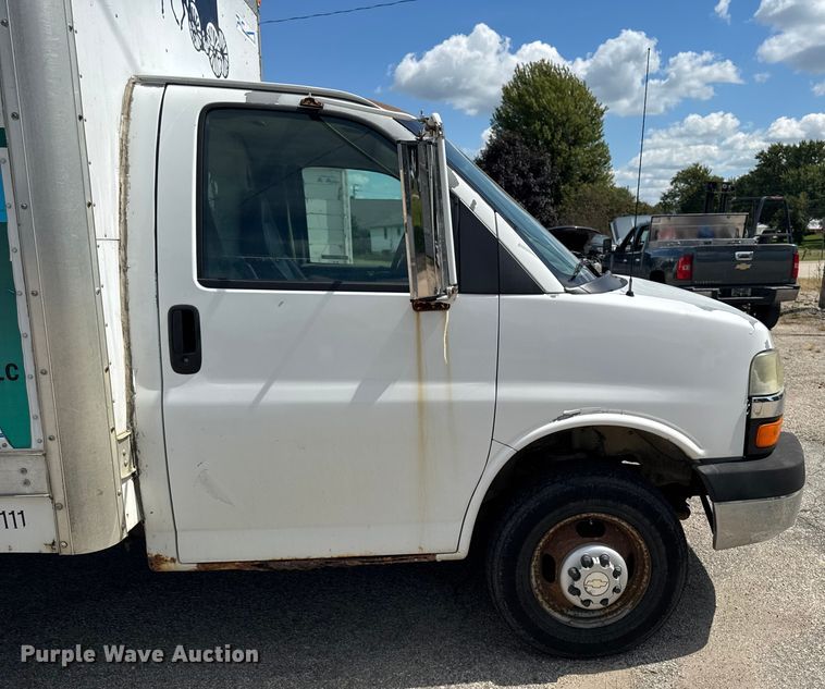image for item EM2330 2005 Chevrolet Express G3500 box truck