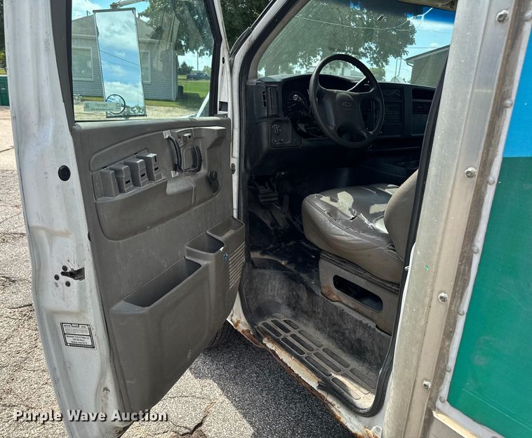 image for item EM2330 2005 Chevrolet Express G3500 box truck