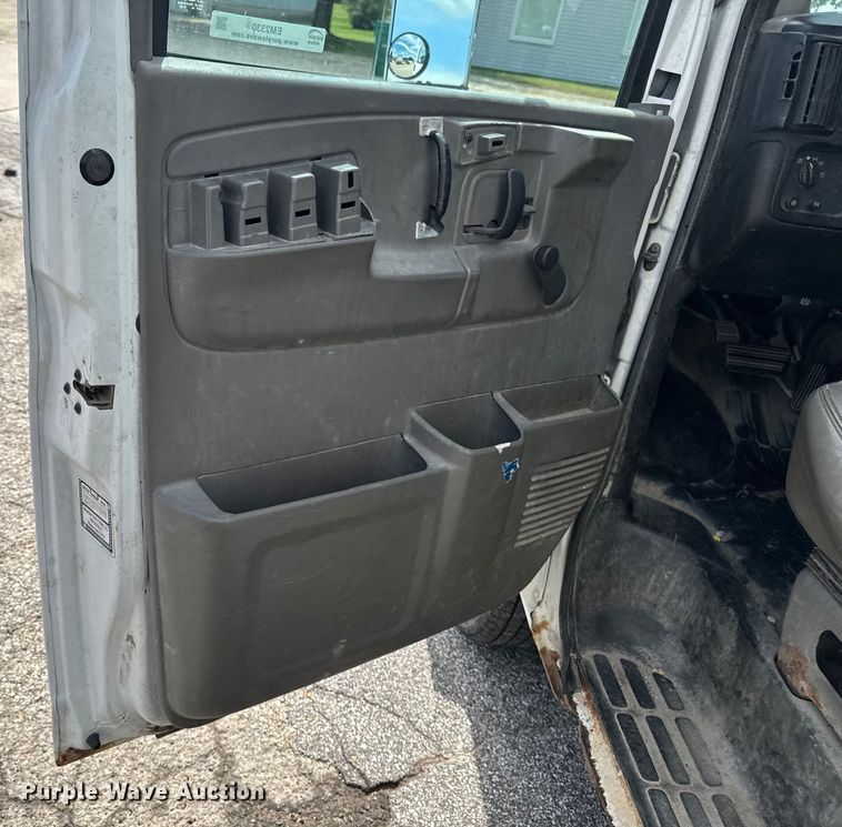 image for item EM2330 2005 Chevrolet Express G3500 box truck