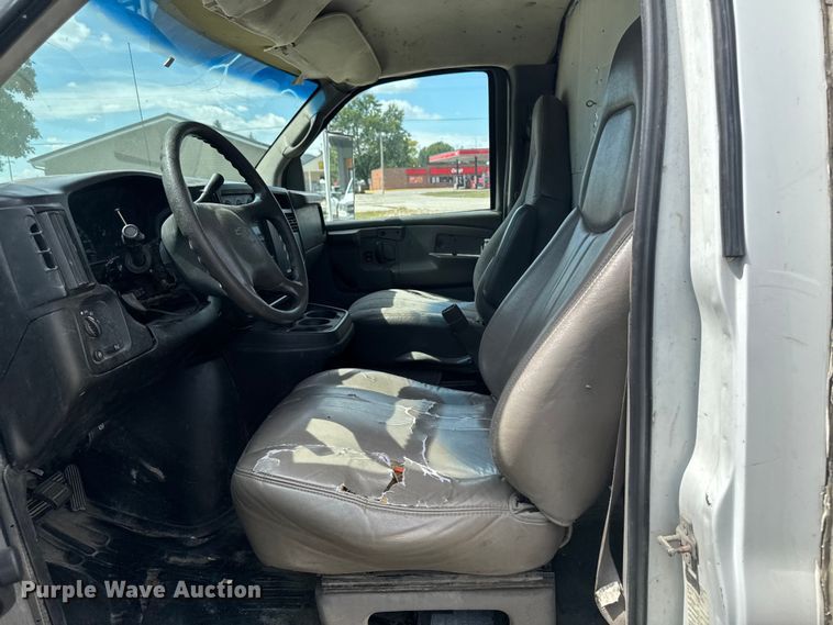image for item EM2330 2005 Chevrolet Express G3500 box truck