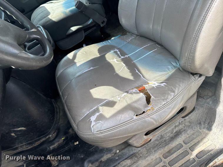 image for item EM2330 2005 Chevrolet Express G3500 box truck