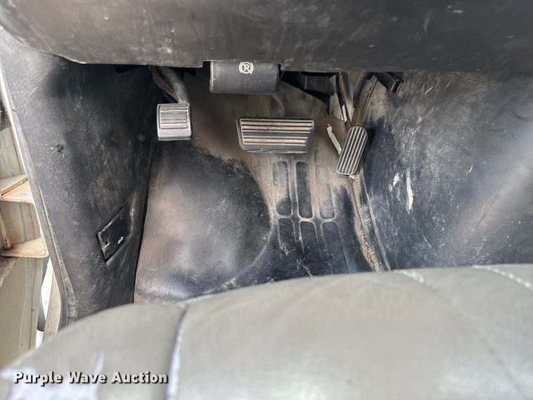 image for item EM2330 2005 Chevrolet Express G3500 box truck