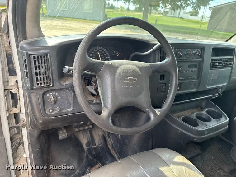 image for item EM2330 2005 Chevrolet Express G3500 box truck
