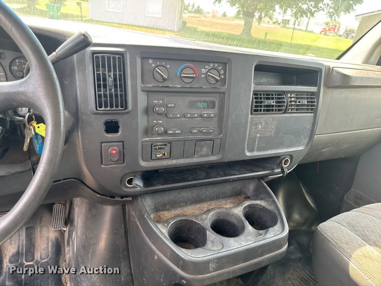 image for item EM2330 2005 Chevrolet Express G3500 box truck