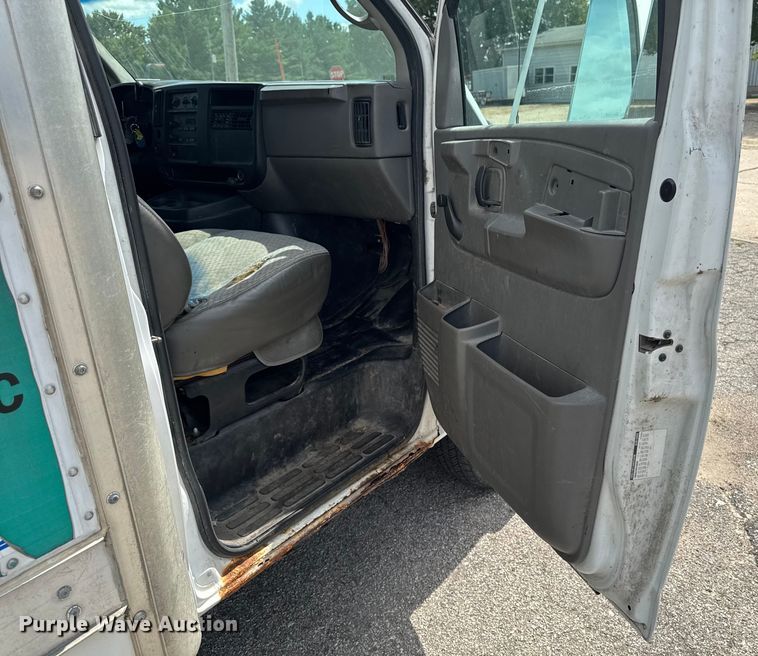 image for item EM2330 2005 Chevrolet Express G3500 box truck