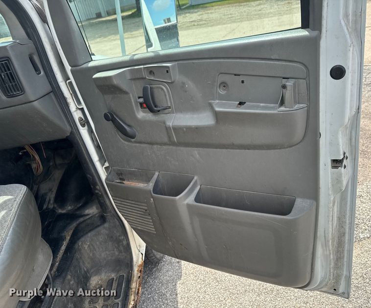 image for item EM2330 2005 Chevrolet Express G3500 box truck