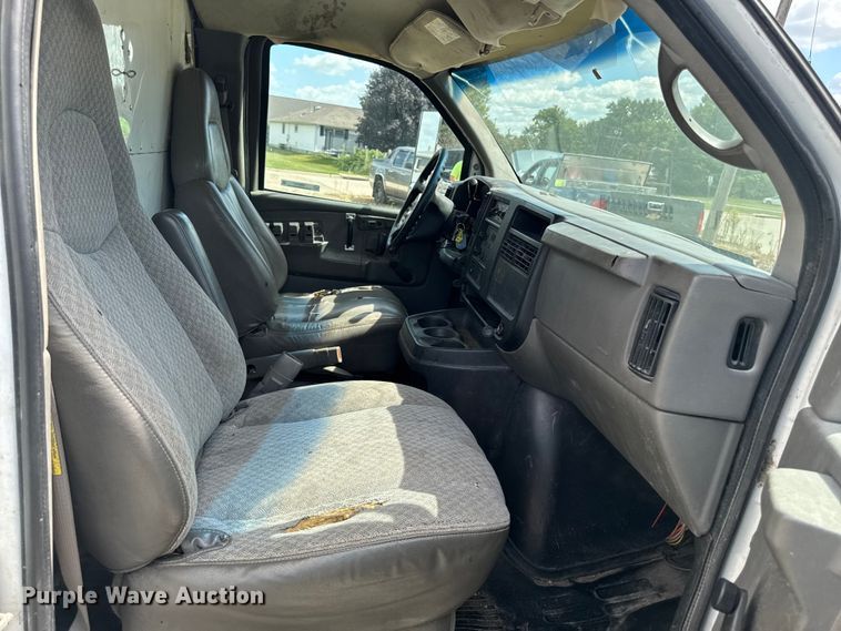 image for item EM2330 2005 Chevrolet Express G3500 box truck