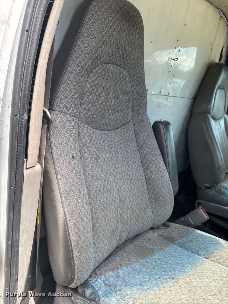 image for item EM2330 2005 Chevrolet Express G3500 box truck