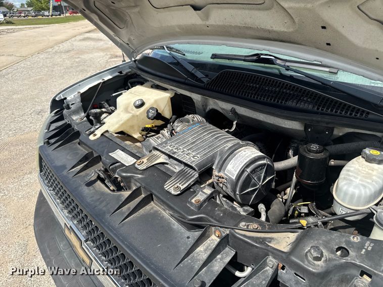 image for item EM2330 2005 Chevrolet Express G3500 box truck