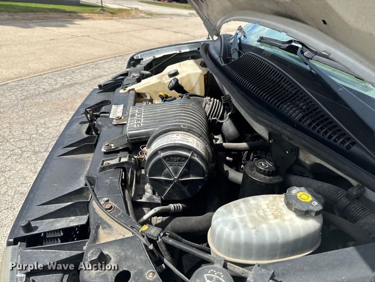 image for item EM2330 2005 Chevrolet Express G3500 box truck