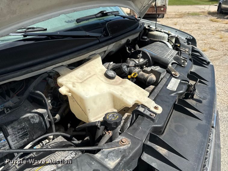 image for item EM2330 2005 Chevrolet Express G3500 box truck