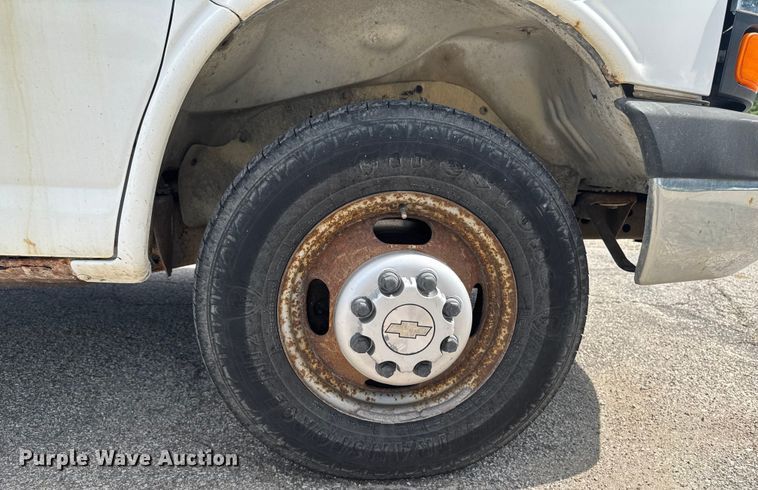 image for item EM2330 2005 Chevrolet Express G3500 box truck