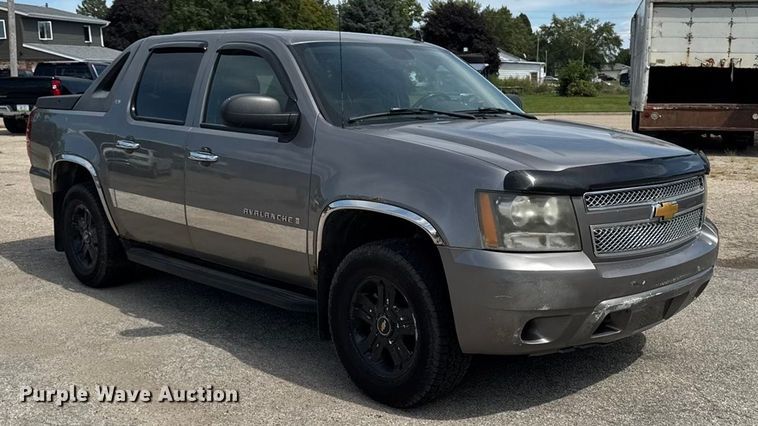 image for item EM2332 2007 Chevrolet Avalanche LS pickup truck